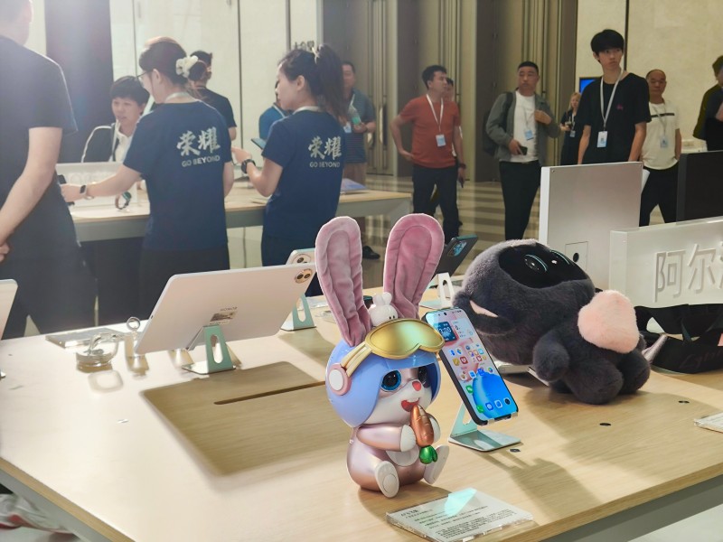 實豐文化 AI 飛飛兔參展榮耀渠道峰會：智能玩具破圈，開啟跨行業創新新可能